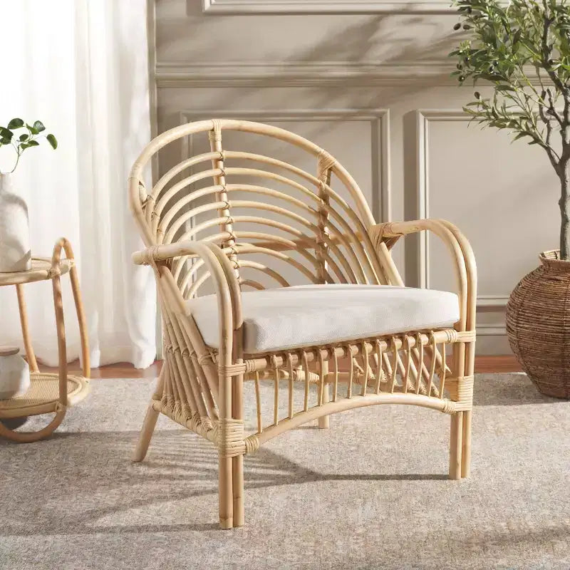 Fauteuil d'appoint Aragorn en rotin noir avec coussin blanc amovible