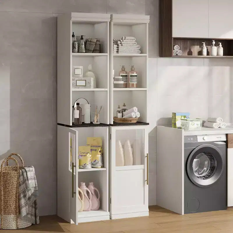 Armoire de rangement haute et étroite blanche/bois avec porte vitrée et étagères ouvertes, sur pied