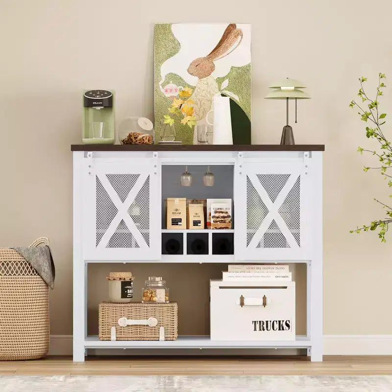 Meuble de bar à vin gris/blanc avec porte coulissante de style grange, porte-bouteilles et porte-verres